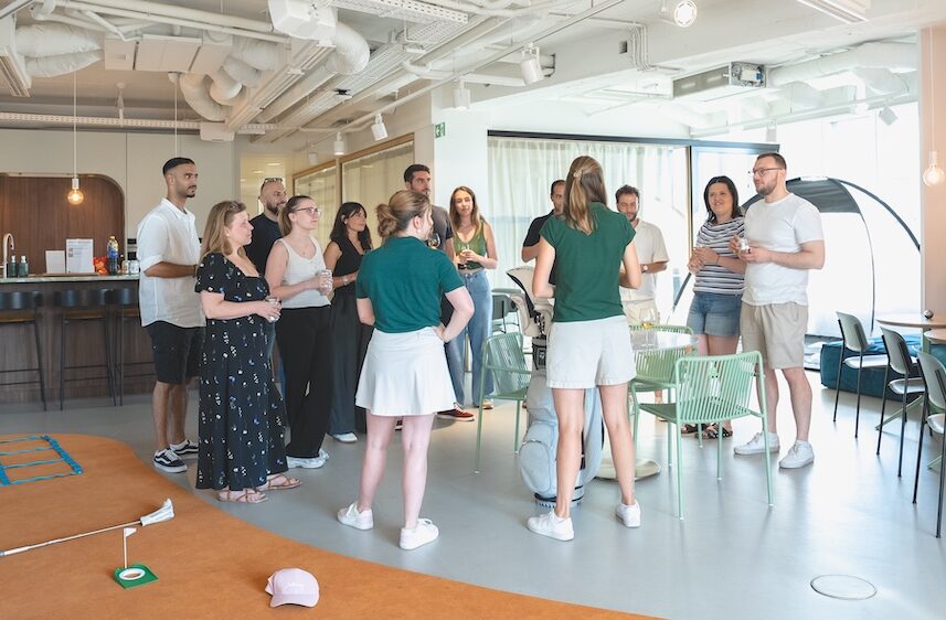 personnes qui jouent au golf dans un espace de coworking