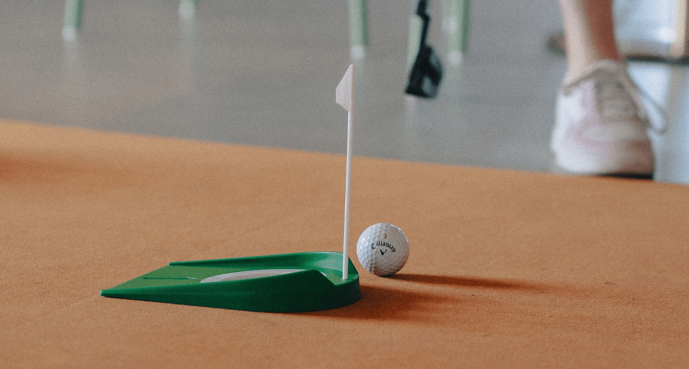 Invités qui s'essaient au putt sur The Putting Corner