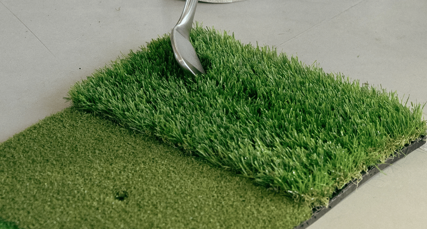 Invité face au simulateur de golf lors d'un événement